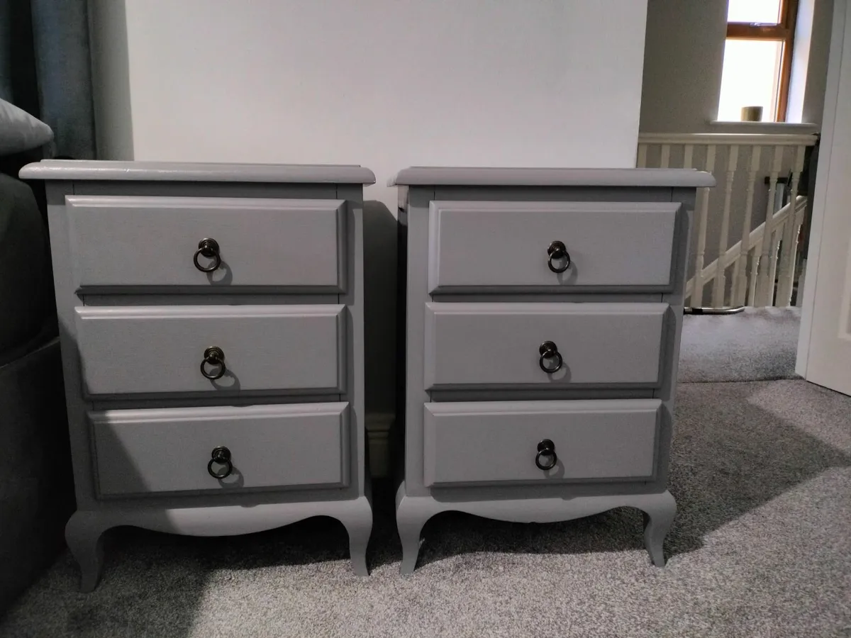 King bed with mattress and 2 Bedside Lockers - Image 3