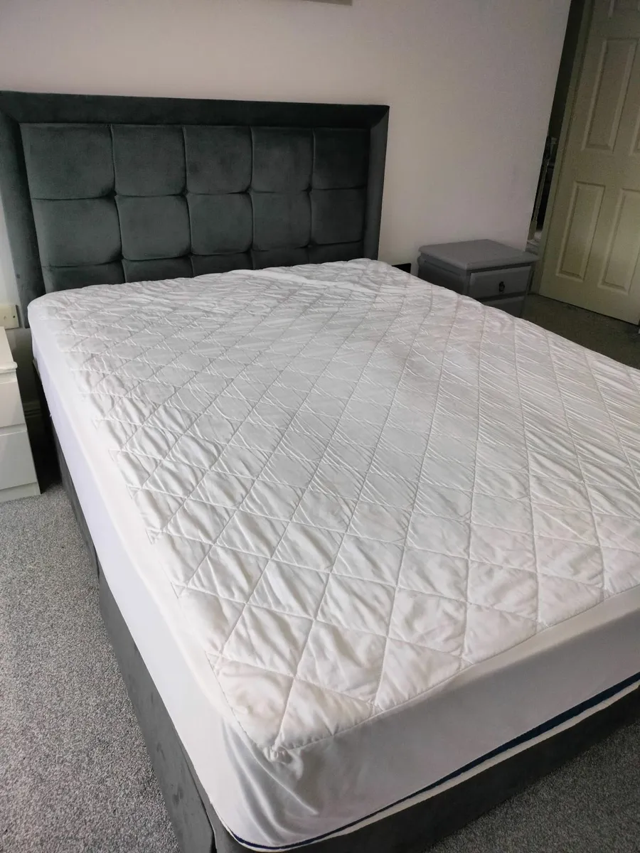 King bed with mattress and 2 Bedside Lockers - Image 1