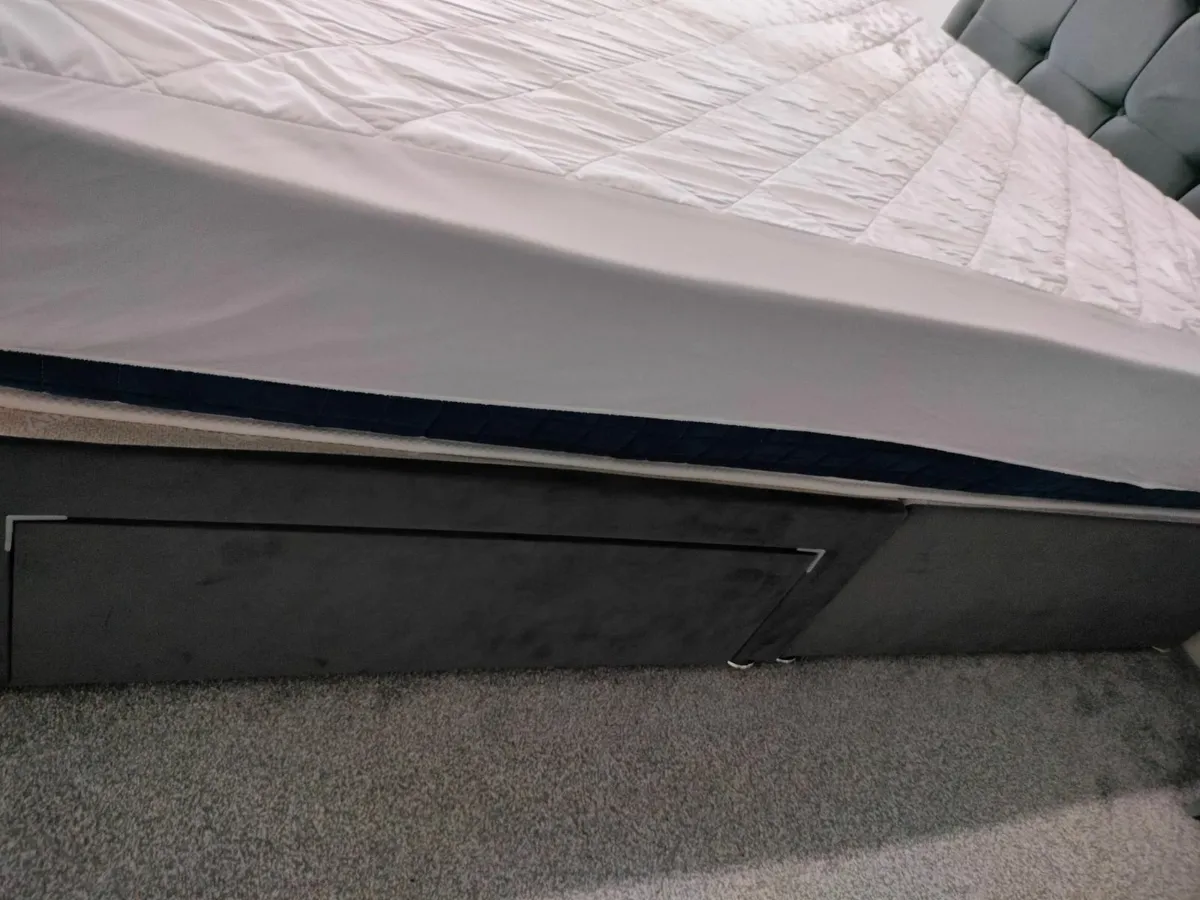 King bed with mattress and 2 Bedside Lockers - Image 4