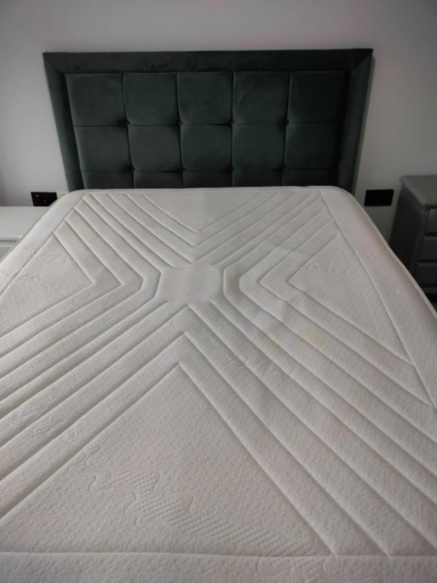 King bed with mattress and 2 Bedside Lockers - Image 2