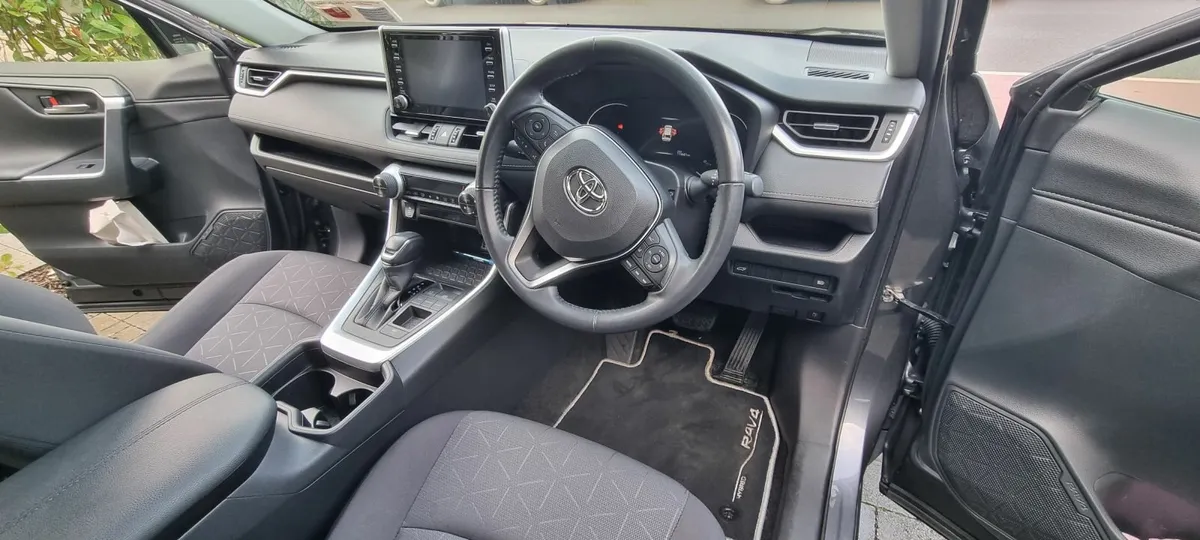 Toyota RAV4 2021 - Image 2
