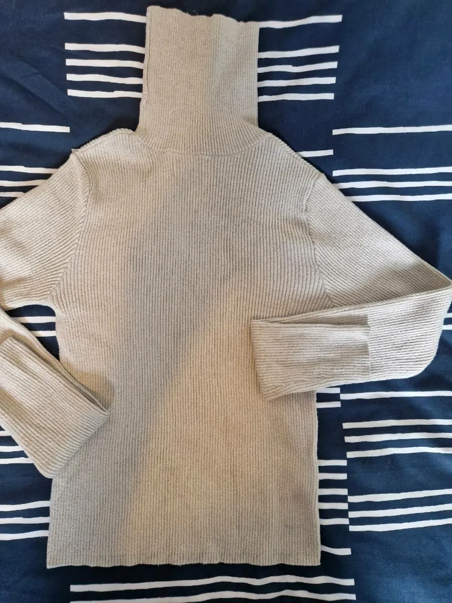 Cream turtleneck sweater - Image 2