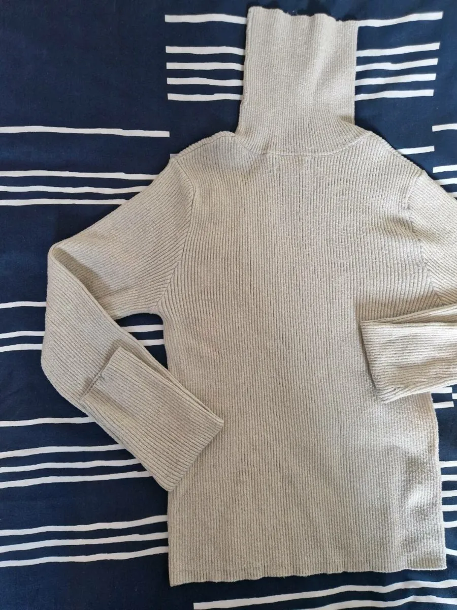 Cream turtleneck sweater - Image 4