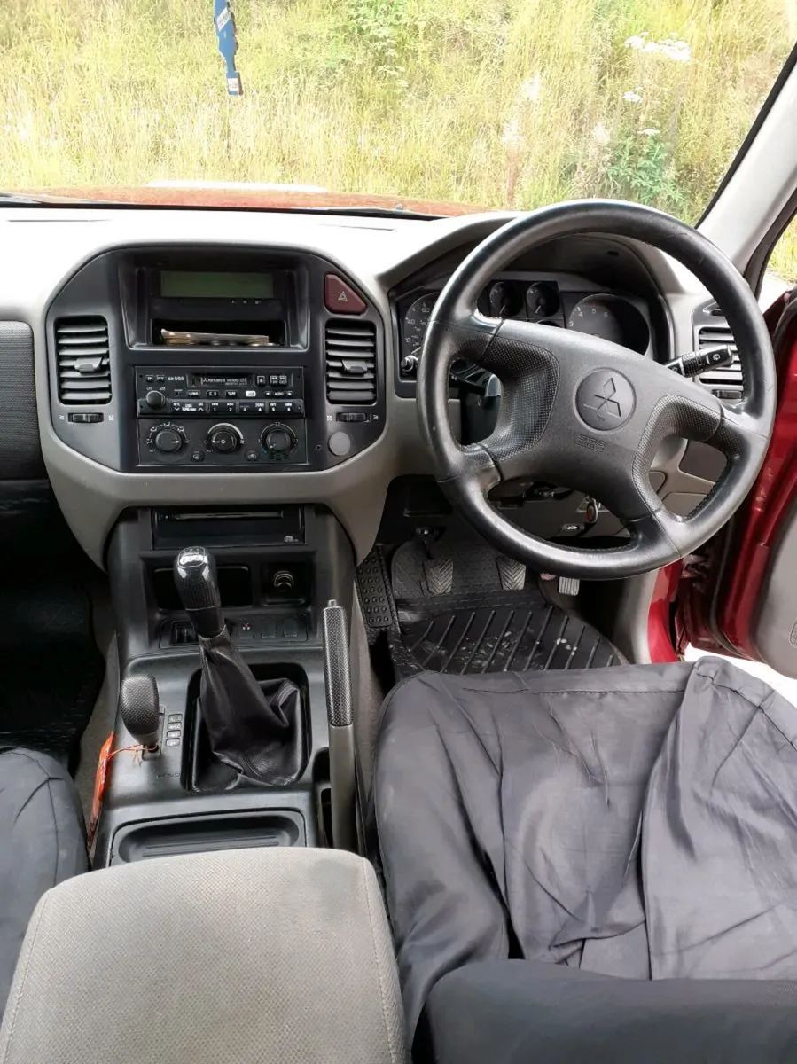 02 Mitsubishi Pajero  2.5 - Image 2
