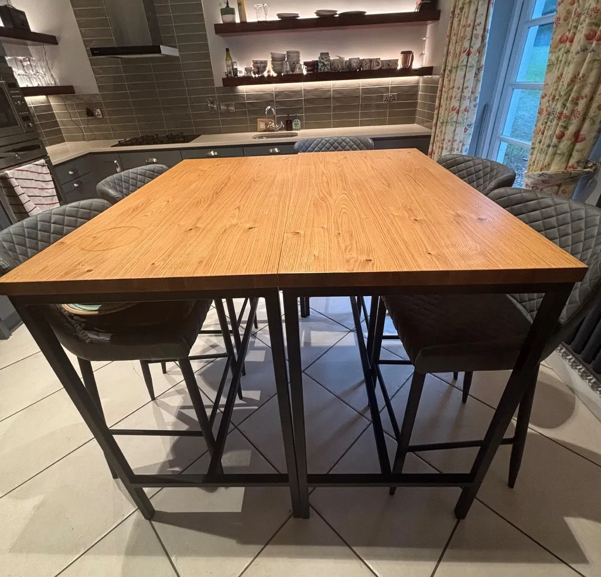 Table and chairs - Image 1