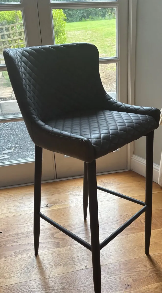 Table and chairs - Image 2