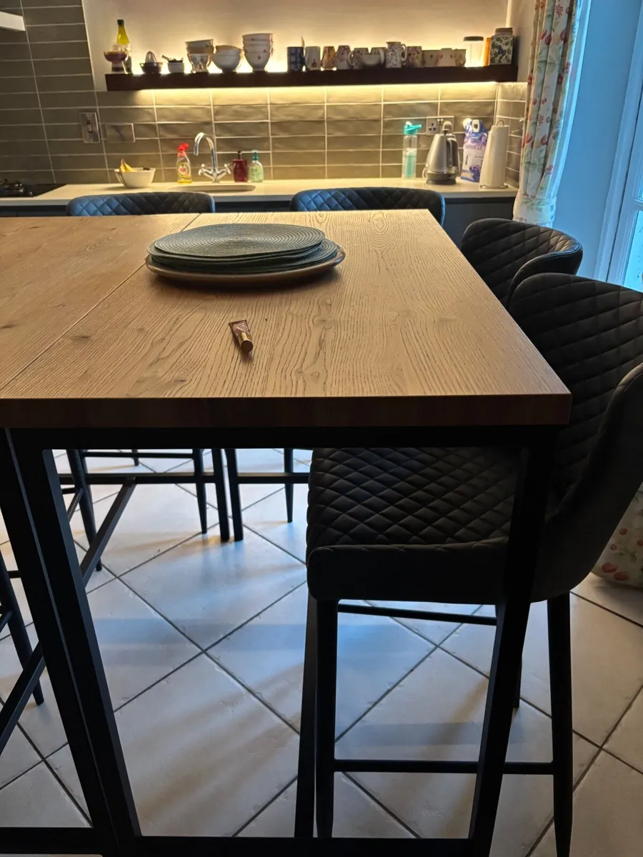 Table and chairs - Image 3