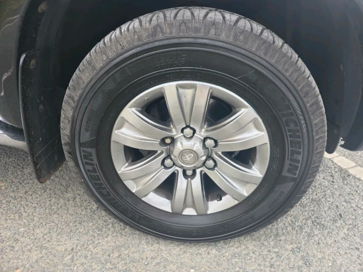 2007 TOYOTA HILUX 3.0D4D AUTO INVINCIBLE LOW MILES - Image 3