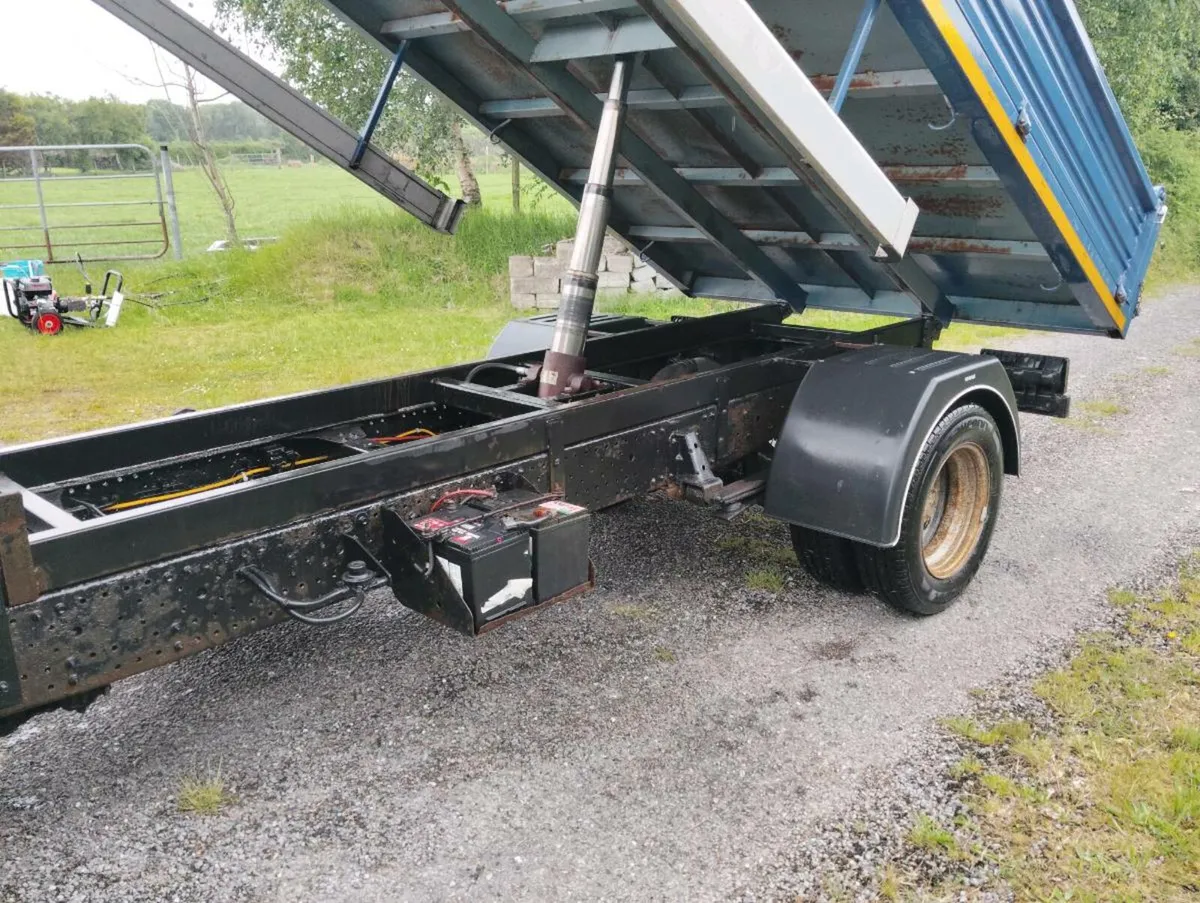 Isuzu tipper - Image 1