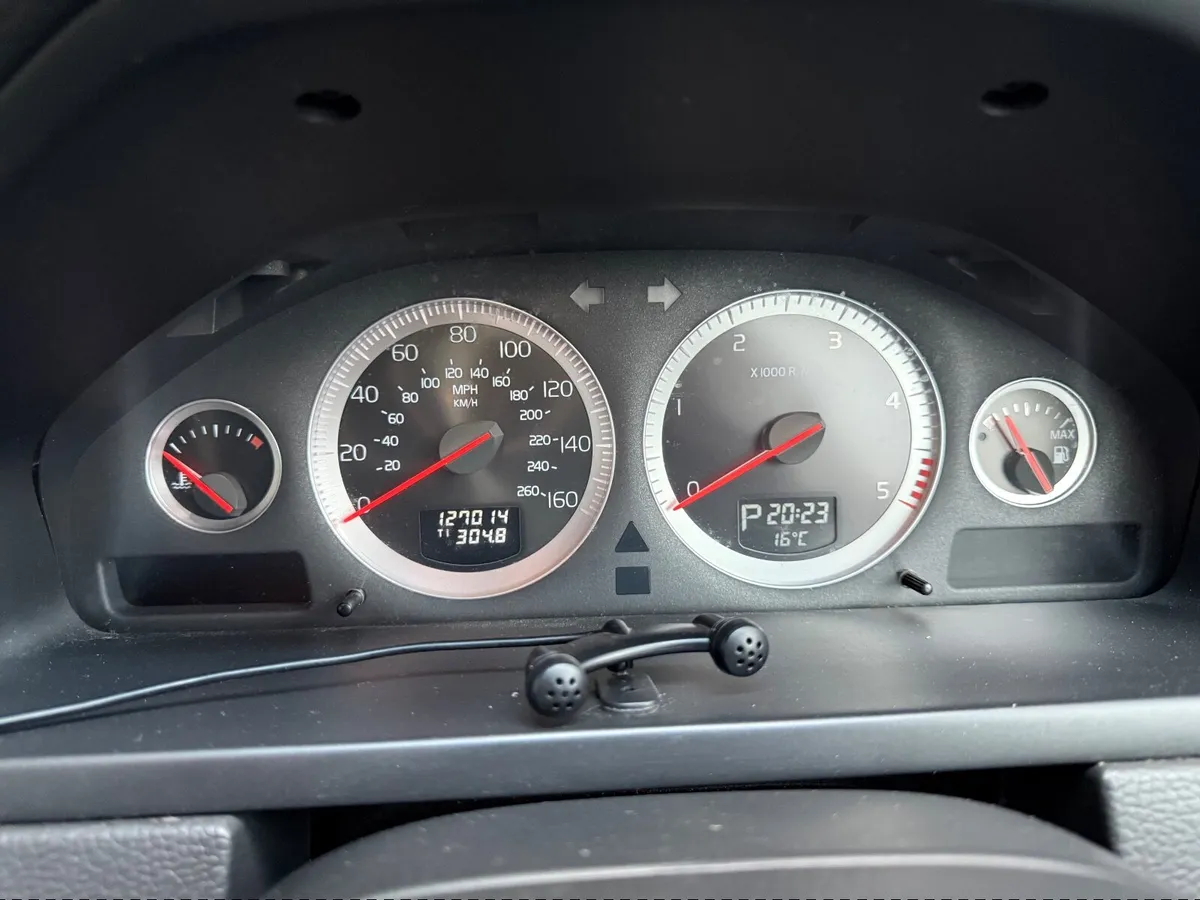 Volvo XC90 2011 - Image 2