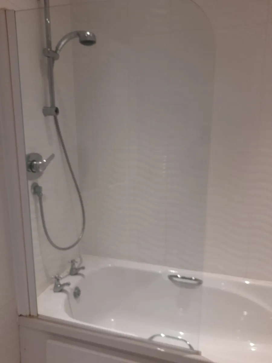 For Sale bathroom suite - Image 1