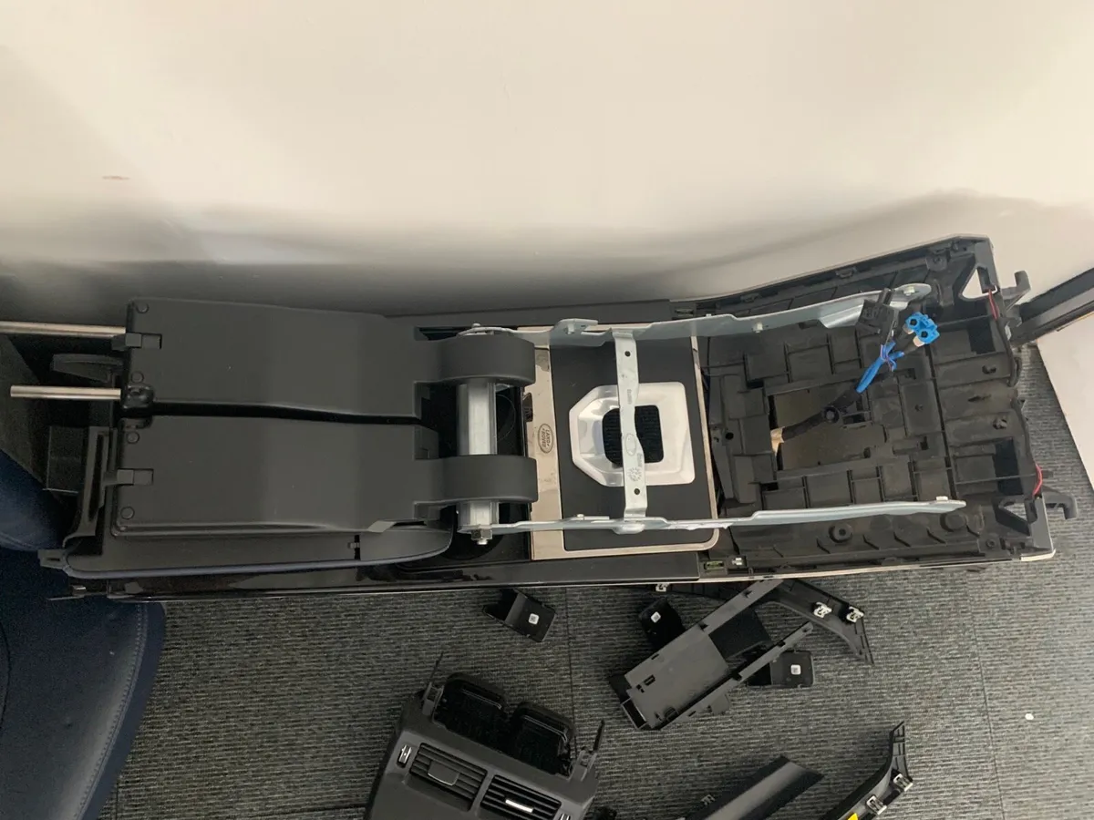 2021 Land Rover Range Rover Evoque Interior - Image 3