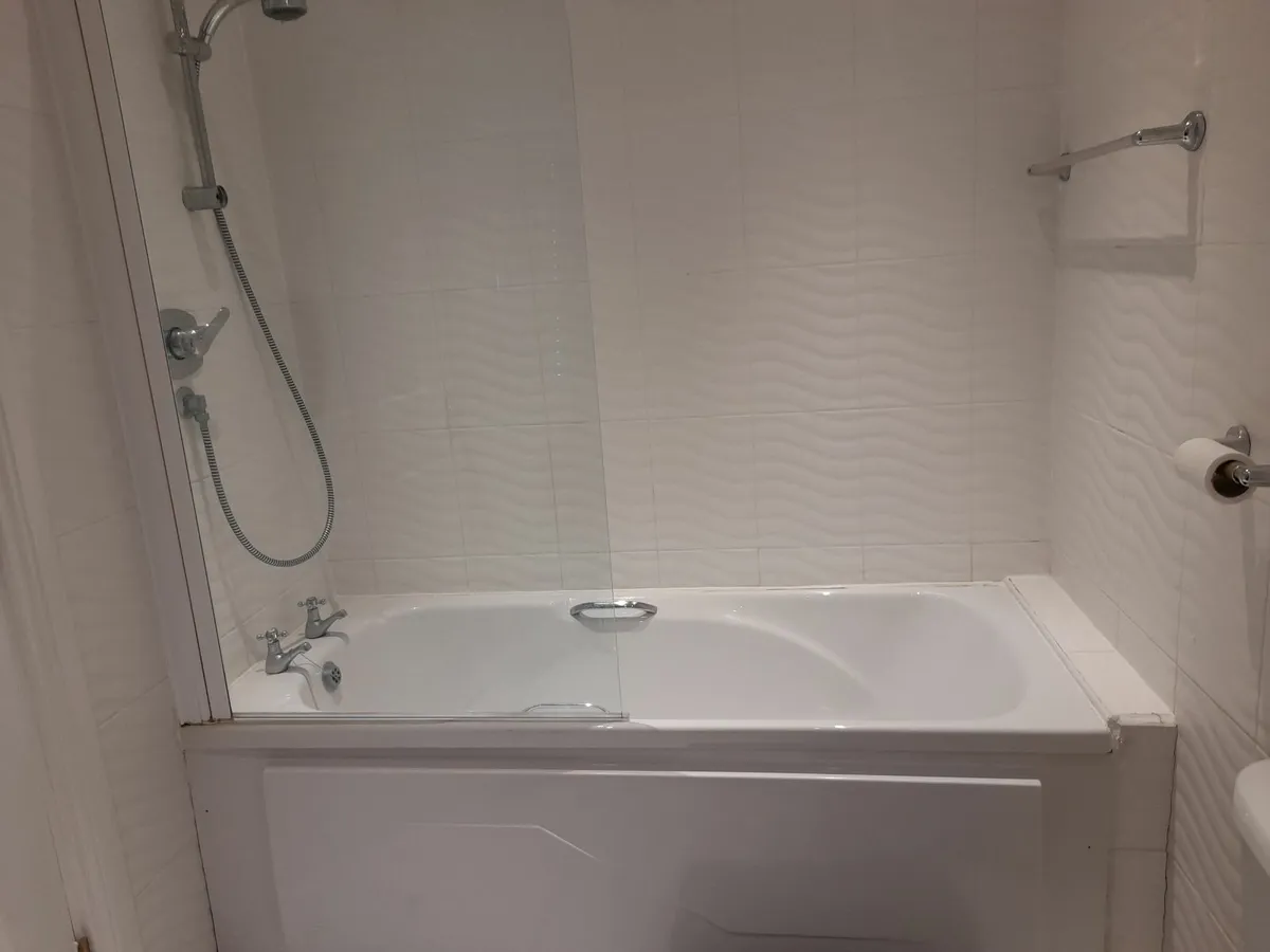 For Sale bathroom suite - Image 2