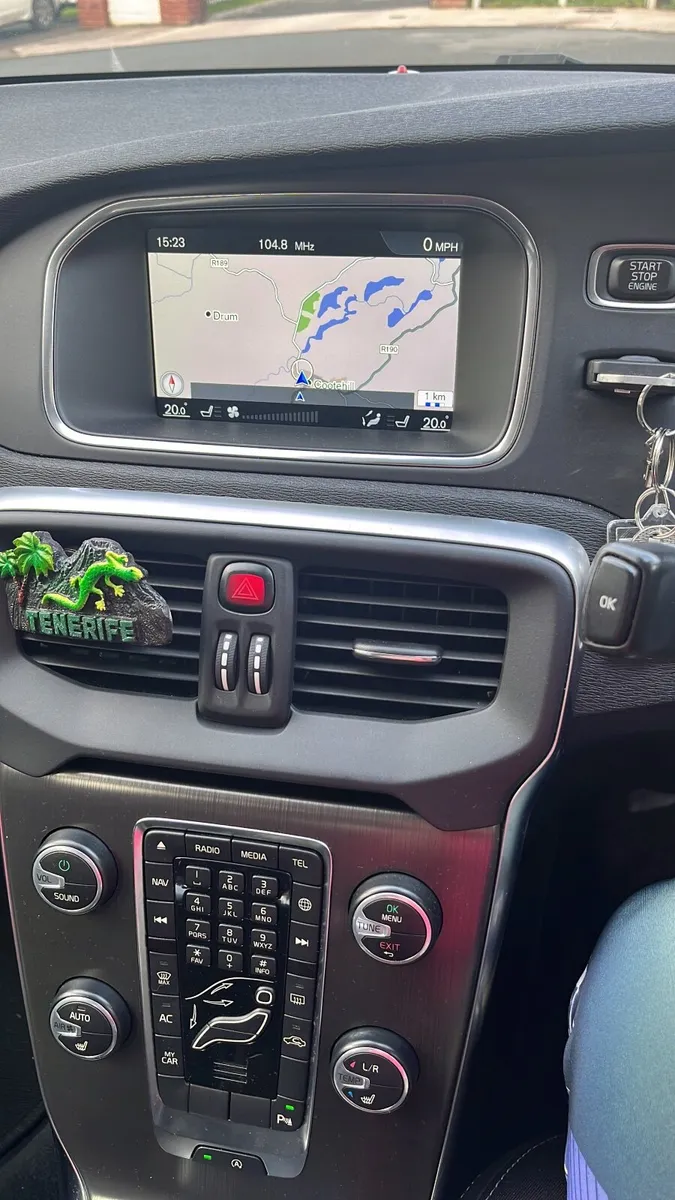Volvo V40 2015 - Image 2