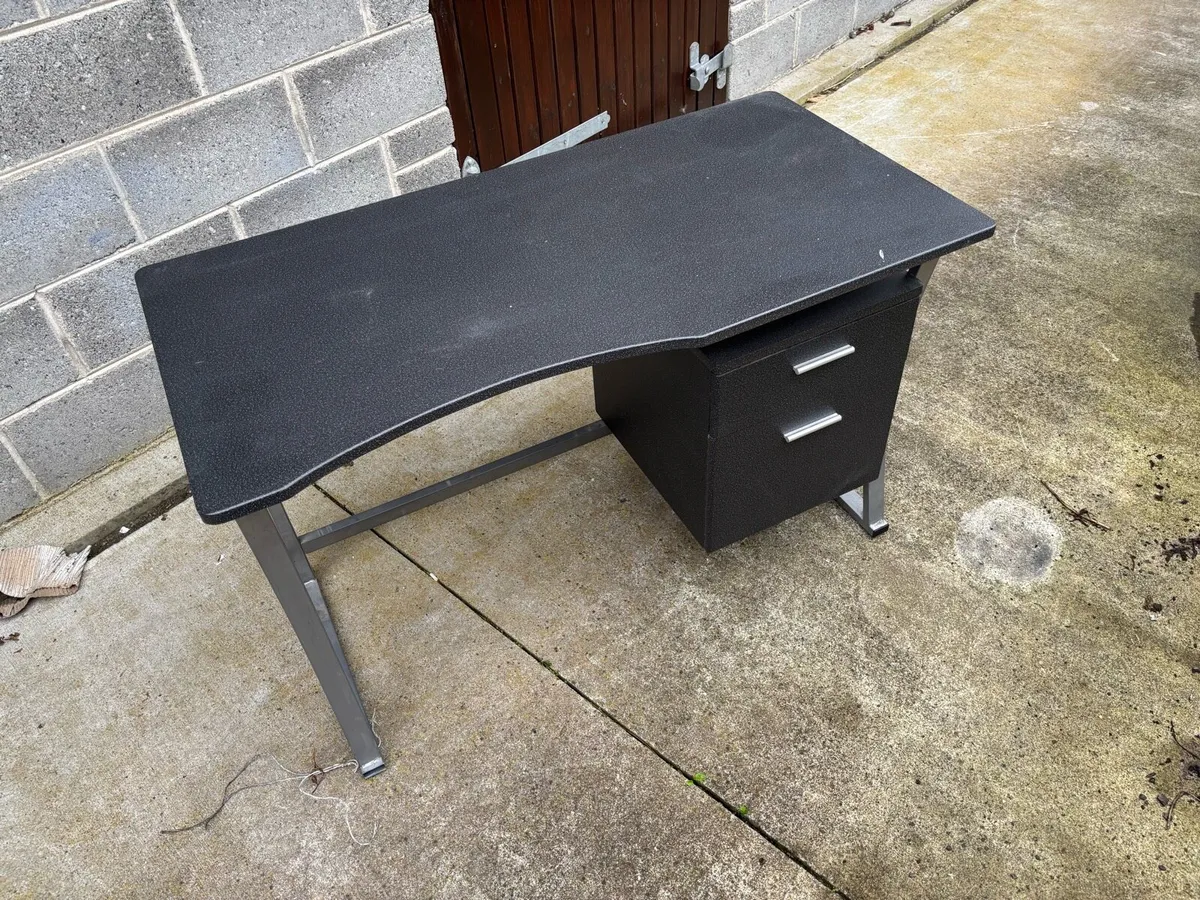 Desk with drawers - Image 1