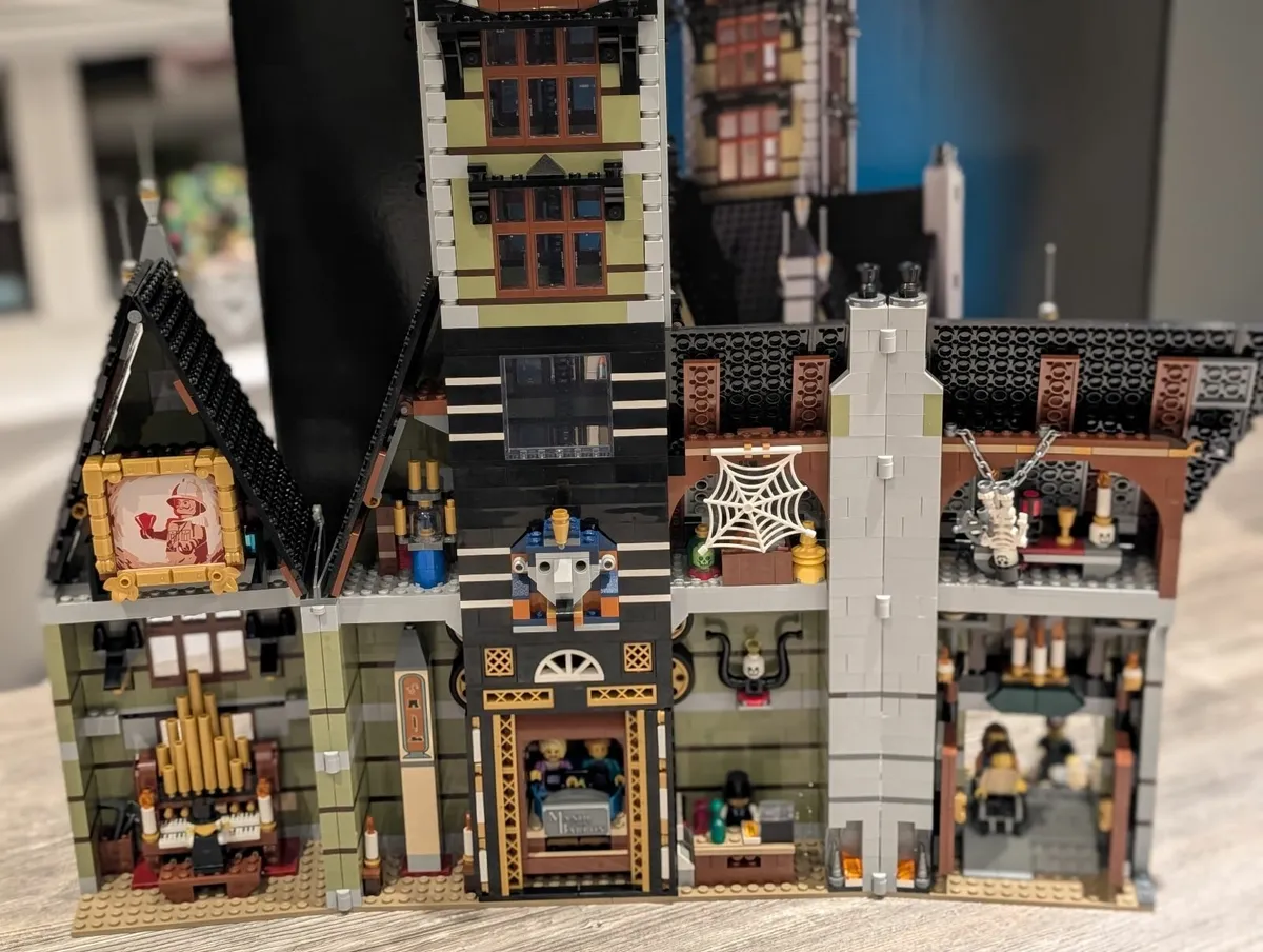 LEGO Icons Haunted House (10273) | 25% off!!! - Image 4