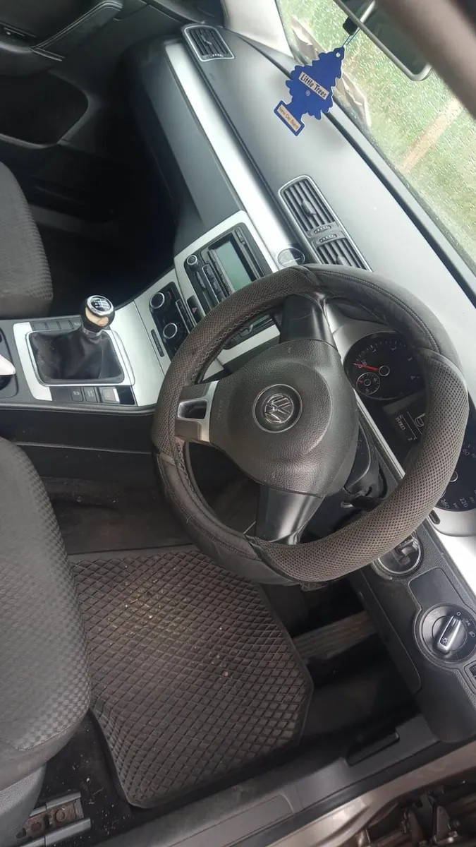 Volkswagen Passat 2011 - Image 2