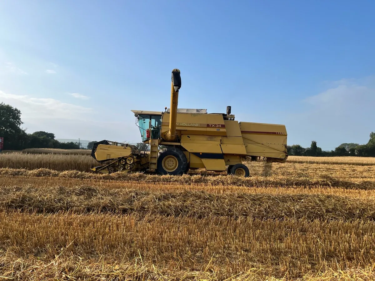 Combine harvester - Image 2