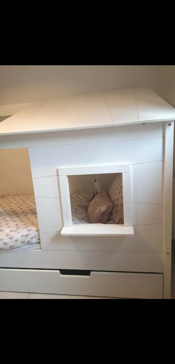 Unique & fun house bed with pull out - Image 4