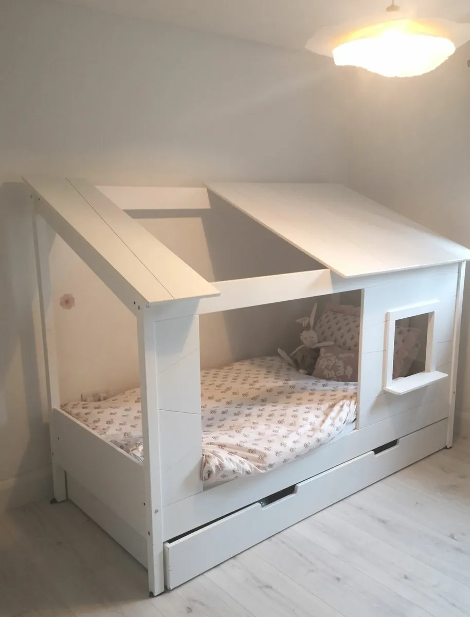 Unique & fun house bed with pull out - Image 1