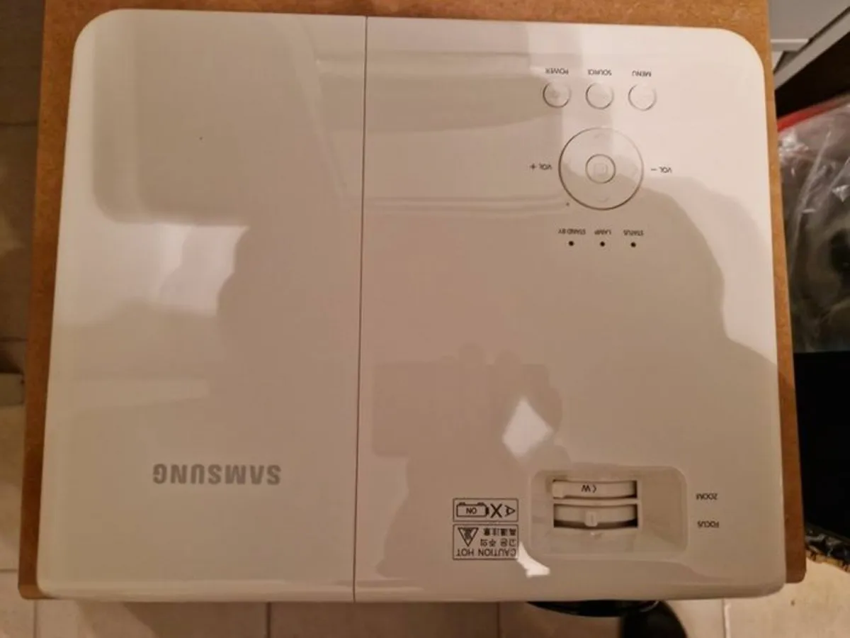 Samsung SP-M220 Projector with White Screen Cloth - Image 4
