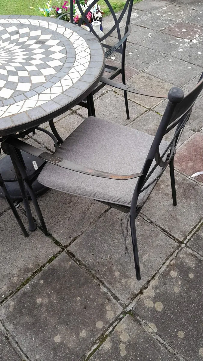 Garden table and chairs - Image 1