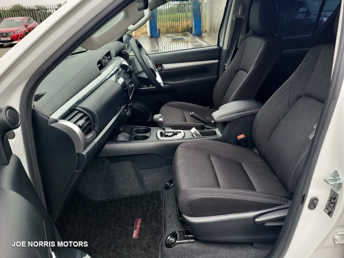 Toyota Hilux 2.4 DIESEL 4X4 CREW CAB AUTOMATIC - Image 4