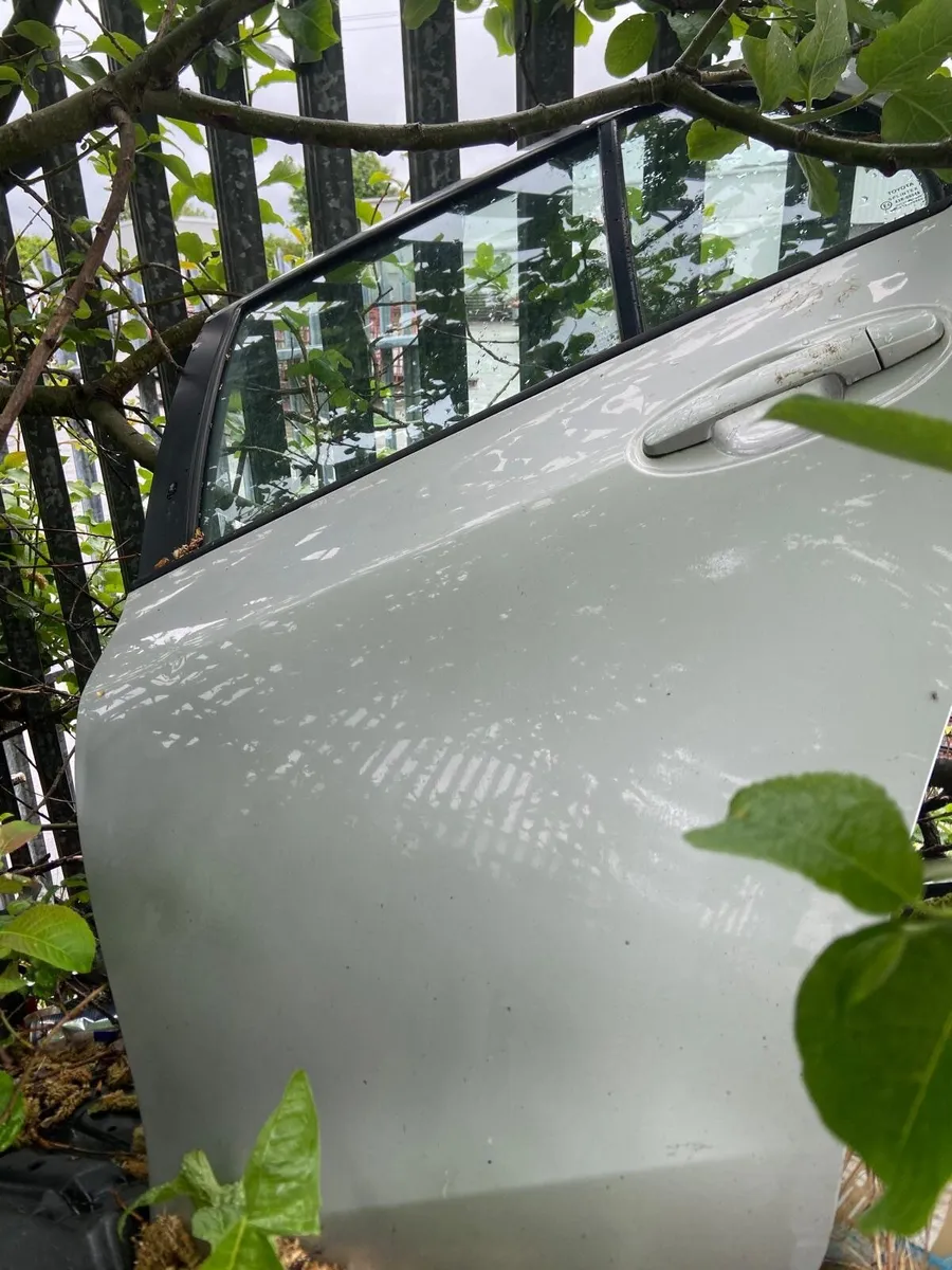 Toyota Yaris 2006 - Image 2