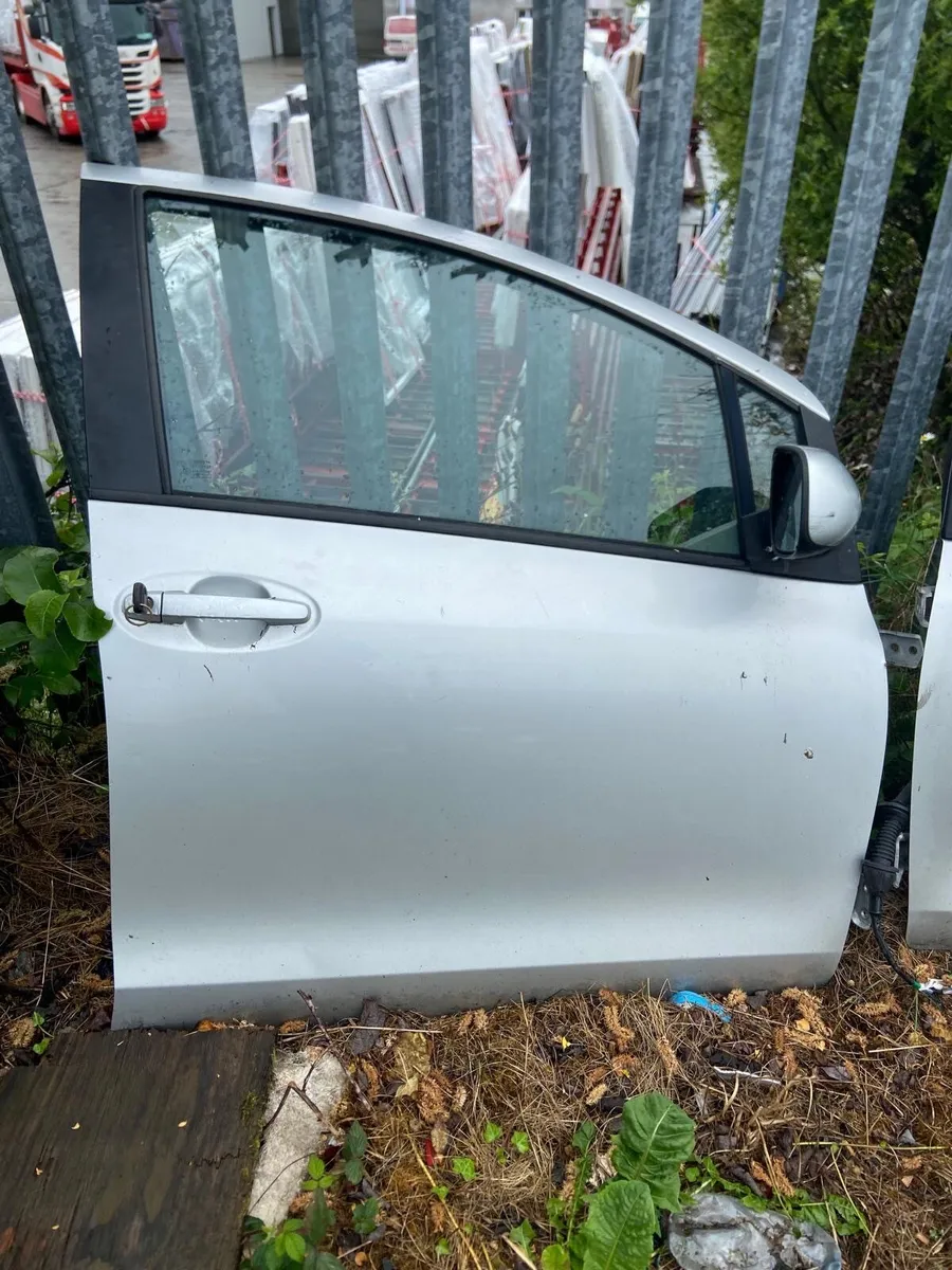 Toyota Yaris 2006 - Image 4