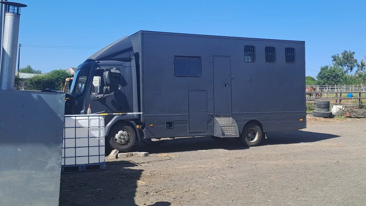 Horse lorry - Image 1