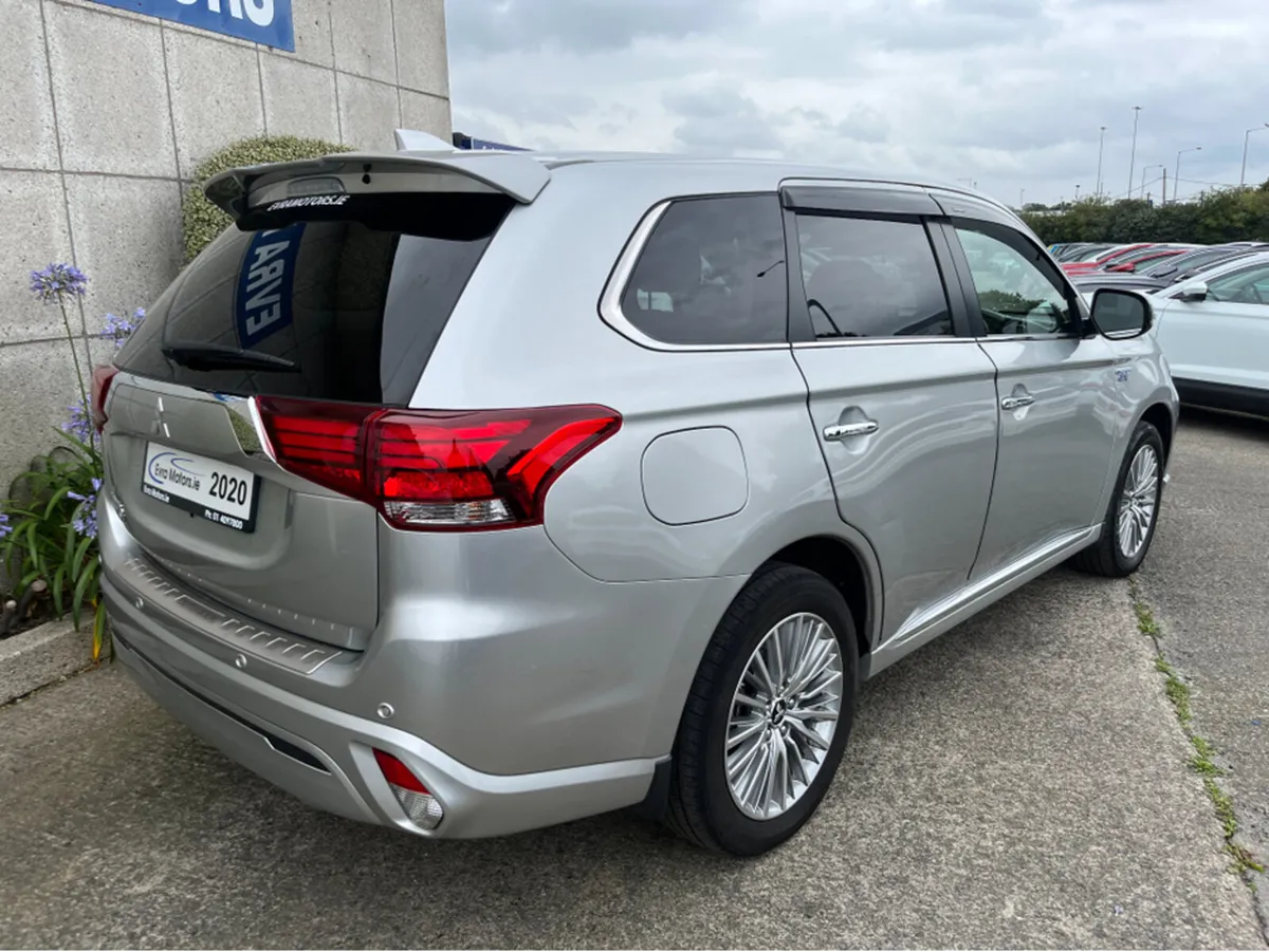 Mitsubishi Outlander G AUTOMATIC PETROL PLUG IN HY - Image 4