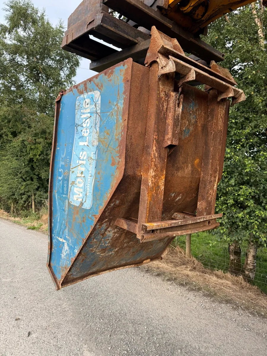 Telehandler Tipping Skips - Image 3
