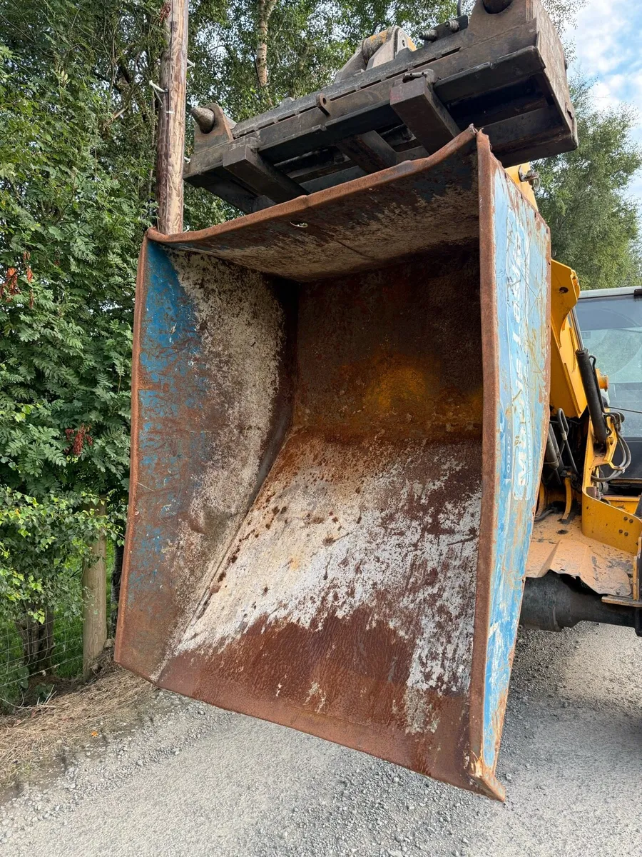 Telehandler Tipping Skips - Image 4