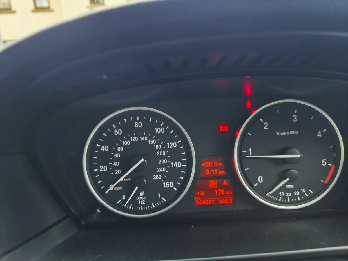 BMW 5-Series 2009 - Image 3