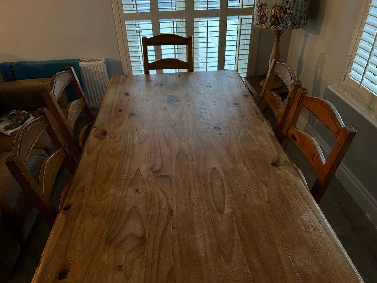Kitchen table and chairs - Image 1