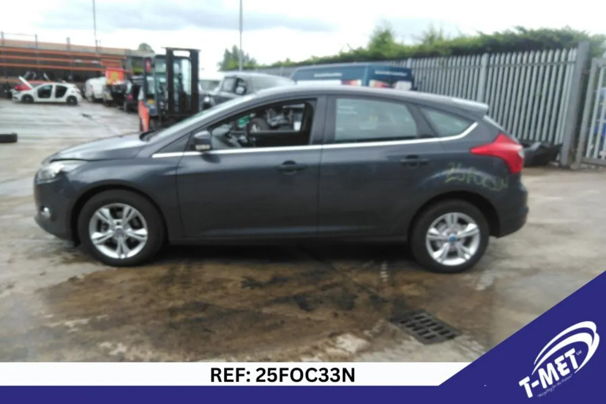 2011 FORD FOCUS BREAKING FOR PARTS - Image 2
