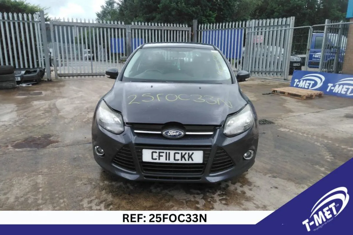 2011 FORD FOCUS BREAKING FOR PARTS - Image 3