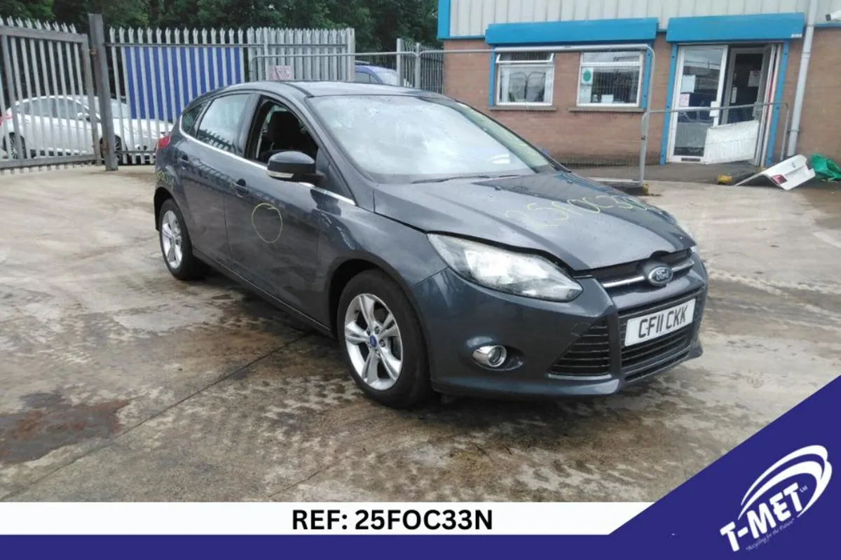 2011 FORD FOCUS BREAKING FOR PARTS - Image 4