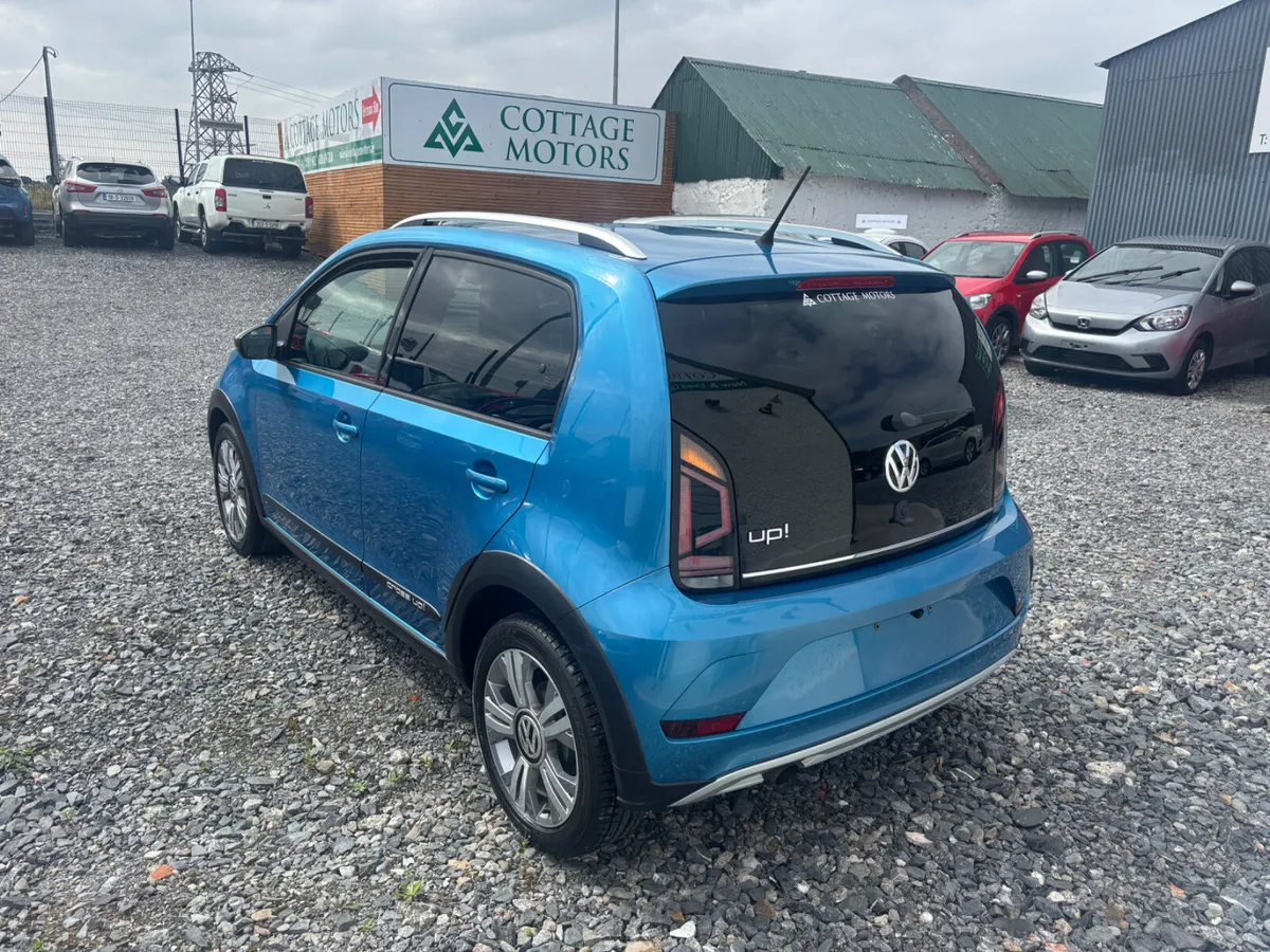 VOLKSWAGEN CROSS UP! - Image 3