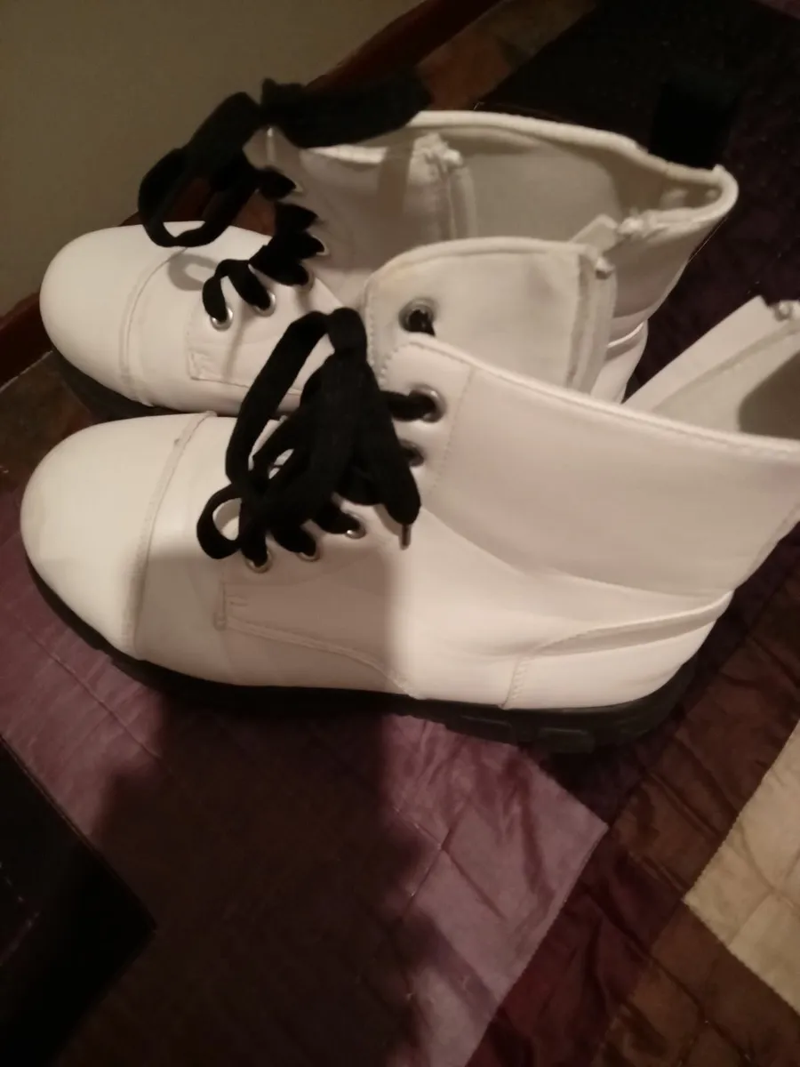 Boots and sandals - Image 1