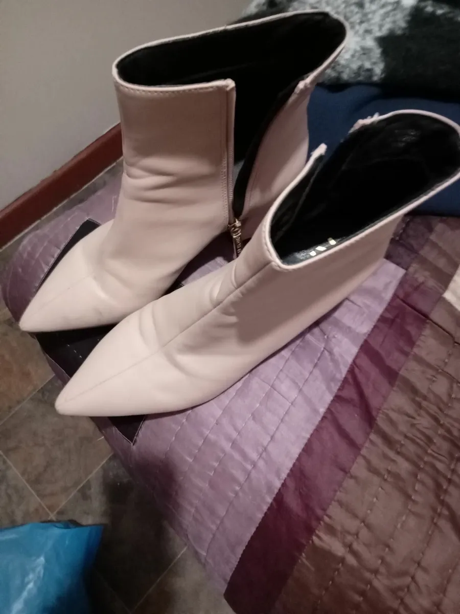 Boots and sandals - Image 3