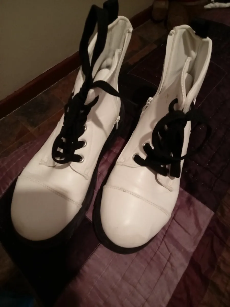 Boots and sandals - Image 4