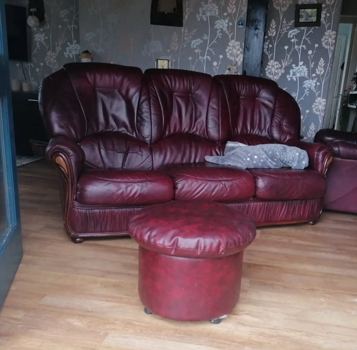 Leather couch 3 and 2 seater - Image 2