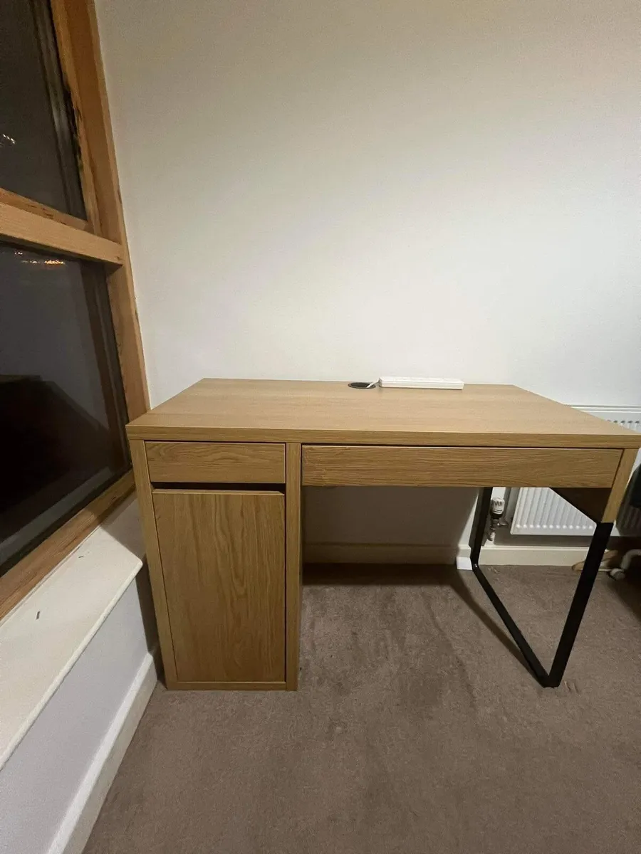 Table, work desk - Image 1
