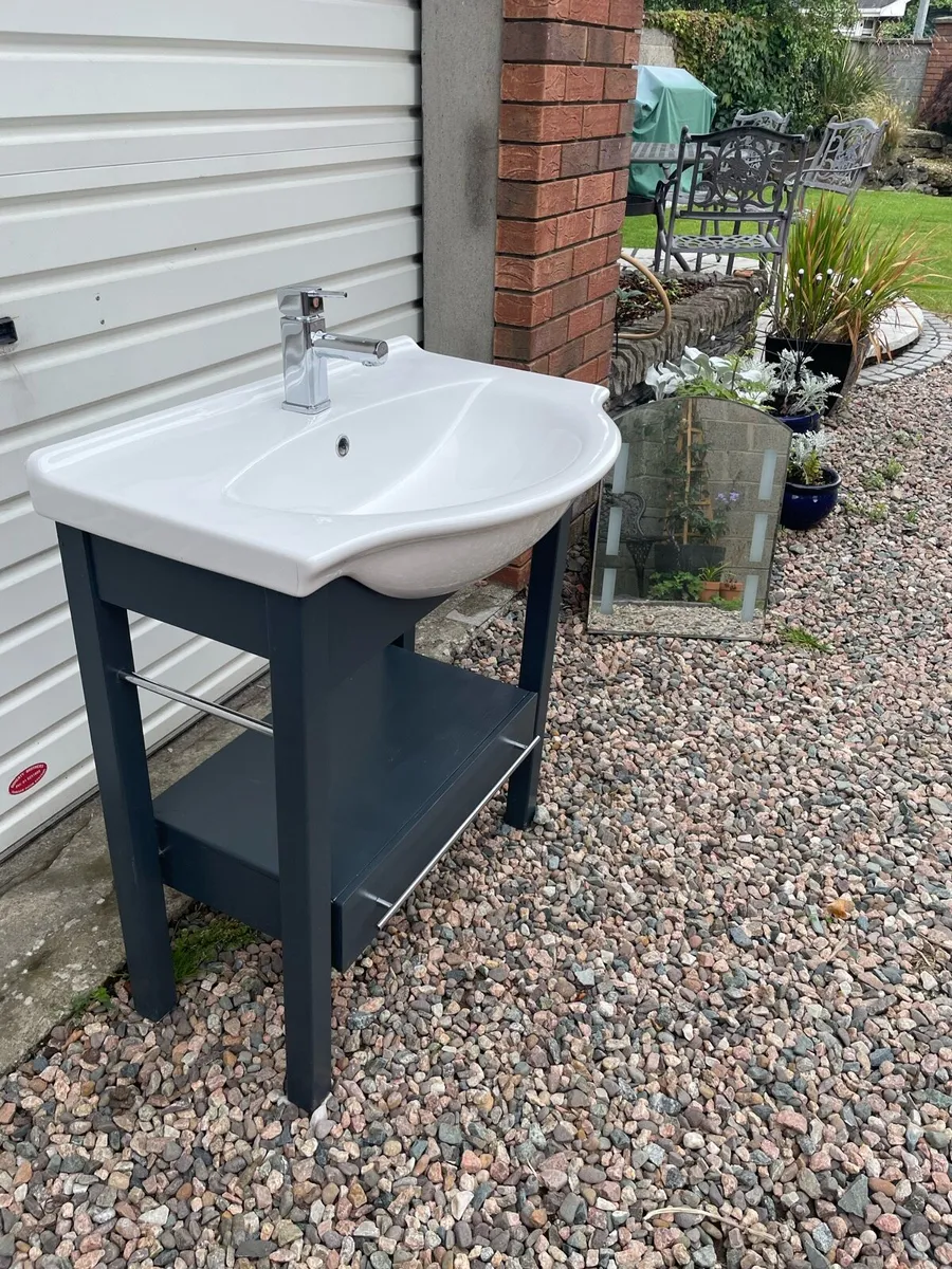 Bathroom sink and unit - Image 1