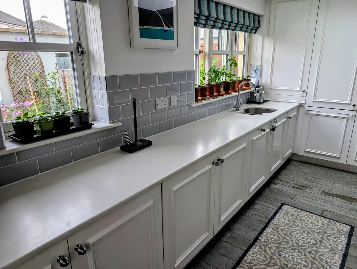 Kitchen - units and quartz worktop - Image 1
