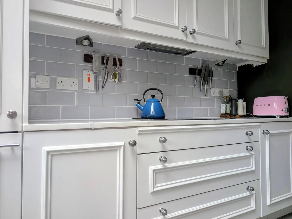 Kitchen - units and quartz worktop - Image 2