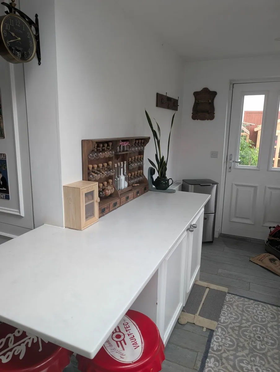Kitchen - units and quartz worktop - Image 4