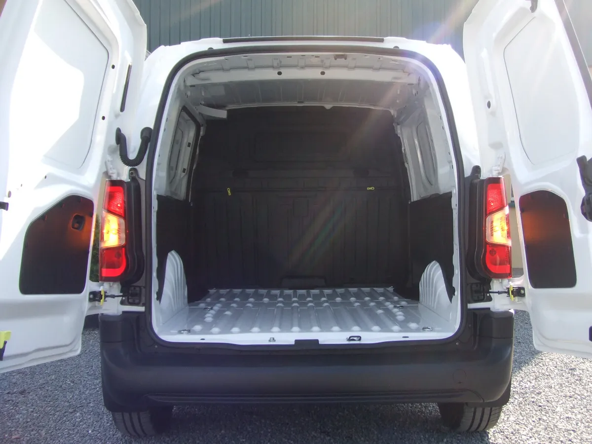 100bhp 6 Speed, Only 35k  Komfort model €75p/w - Image 2