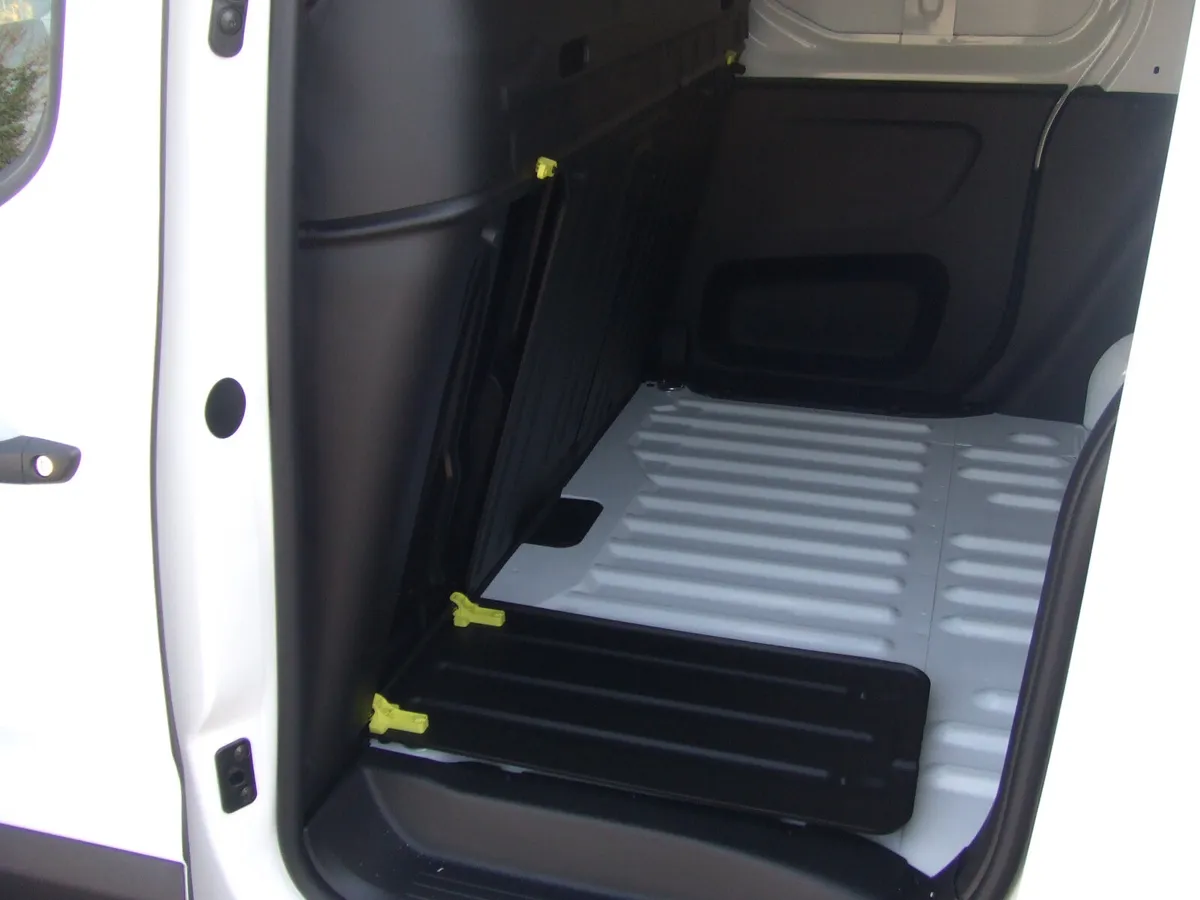 100bhp 6 Speed, Only 35k  Komfort model €75p/w - Image 3